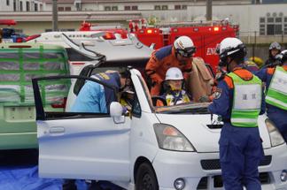 消防隊員による車両を切断しての救出訓練