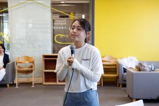 先輩に質問する参加者