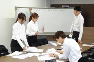 グループワークで、報告会の準備