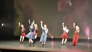 オリジナルソング「あいくるのキセキ」を初披露するあいくる