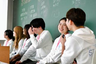 参加者からの質問に答える学生たち