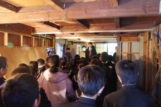 地元中学生の訪問を受け拠点づくりのプロジェクトやボランティア活動等について説明する学生