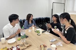 お菓子を食べて会話が弾みました