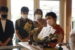 田主丸町での取り組みについて説明する矢動丸氏（写真左/右端）
