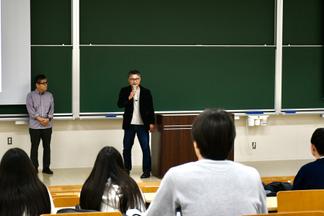 小林先生を紹介する佐々木先生