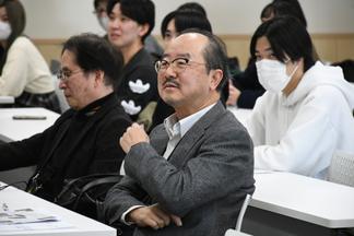 【第2回】プレゼンの講評をする安武秀明氏と野口智弘氏（西日本新聞社）