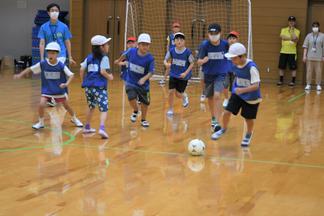 実際にスポーツをしながら、ルールや仲間との助け合いを学習します