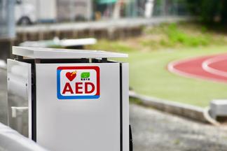 グラウンドに設置されたAED