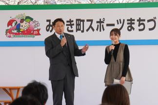 みやき町ふるさと大使の益田恵梨菜さんの司会であいさつする岡 毅みやき町長