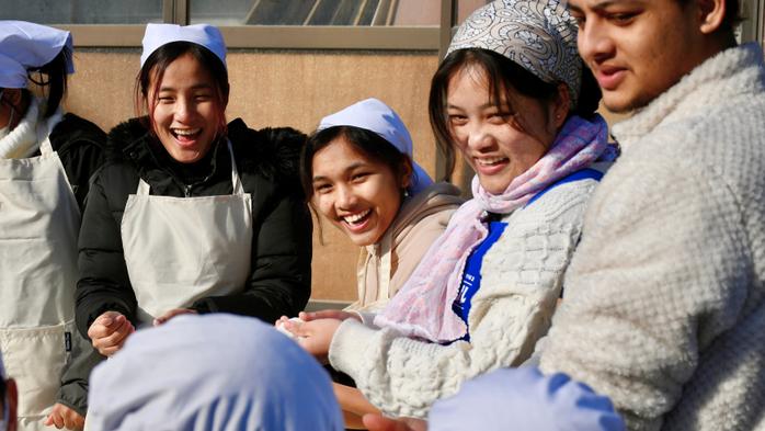 留学生がふれあい餅つき大会で地域の方と国際交流