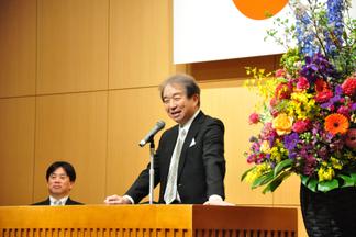 祝辞を述べる内村直尚学長