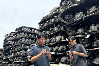 種類ごとに整理され積み上げられた中古エンジン