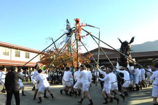 人形がぶつかる音や掛け声に圧倒されます