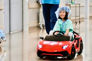 ニコニコ笑顔で手術室へ出発