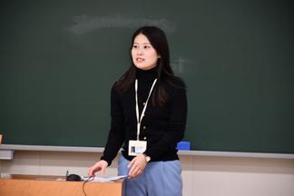 学生課（国際交流センター事務室）の渕上さん