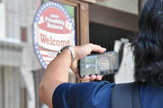 市内の飲食店で見つけた『Friendship Business』のステッカー