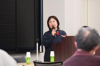 講演する田中助教