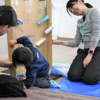 子どもと遊ぶ諫山先生