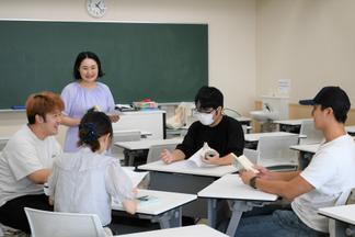 小グループに分かれて意見を述べ合う様子