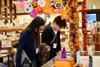 商品を手に取りながら、地域の特産品について調査
