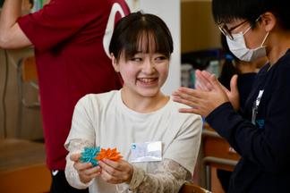 最後には児童たちからお礼のメダルをもらいました