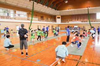 まずは長縄を使った遊びでジャンプの感覚を養う