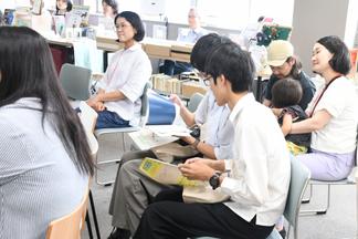 現地に行かないと購入できない本を手に取りながら話を聞きました