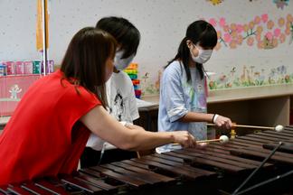子どもたちもマリンバの演奏を体験してみました