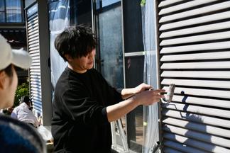 塗装の基礎や道具の扱い方についてレクチャーを受けます