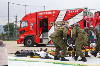 消防隊、自衛隊が協力して土砂災害の傷病者救出にあたる