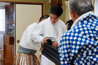 衣装に着替えお祭りの準備をする学生
