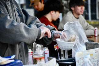 学生たちが調理を担当