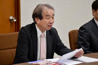 AED寄付に対する謝意を伝える内村直尚理事長兼学長