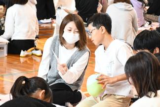 頭蓋骨は23のパーツでできているという説明を確認しながら作ります