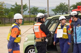 土砂災害被害に巻き込まれた想定の車両から負傷者役の学生を救出