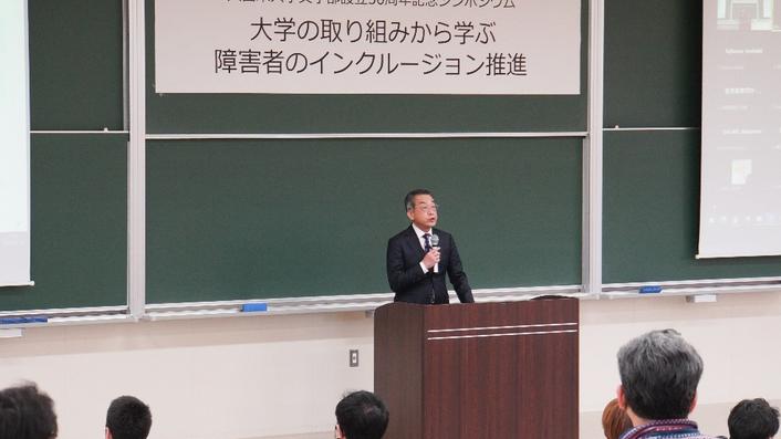 主催者を代表して挨拶する安永悟 文学部長