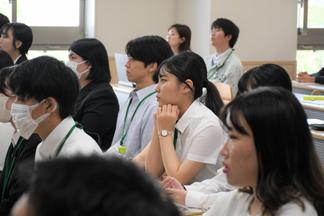 真剣に耳を傾ける学生たち