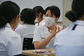 看護の仕事について話す職員