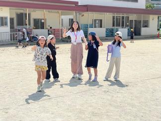 お昼休みの校庭の様子