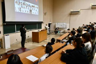 講演する山崎さん