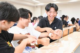テーピング体験に取り組む参加者
