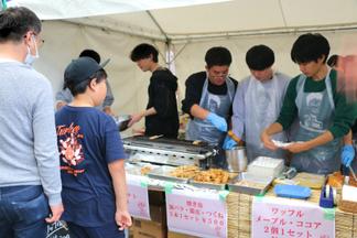 経済学部と商学部の学生がコラボしたブースも