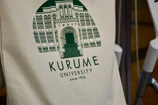 ホームカミングデーの参加者全員にオリジナルの大学グッズも配布されました
