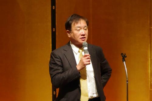 閉会の挨拶をする腫瘍センターの鳥村センター長