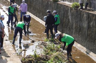 排水路の土砂を取り除く作業