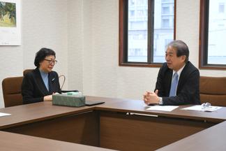 これまでの歩みを振り返る内村理事長・学長と王氏