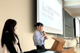 発表する学生