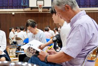 生徒たちの発表を真剣に聞く地域の方々