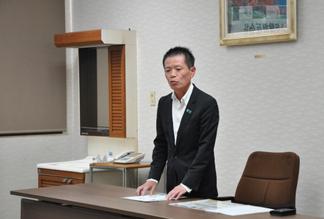 寄付に対する思いを説明する佐藤支社長