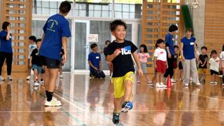 人間健康学部の学生が「かけっこ教室」を開催～学科の枠を越えた連携で子どもたちの成長を支援～